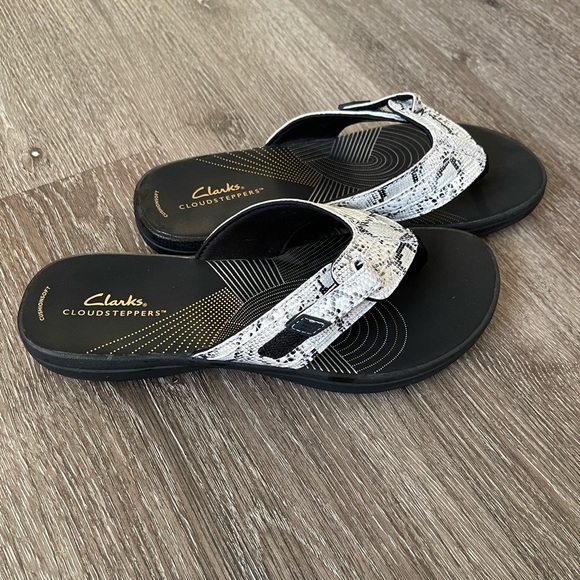 Clarks Women's Black Sandals - Picture 1 of 4